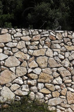 İsrail'in kuzeyinde inşa edilmiş yüksek taş ve beton duvar 