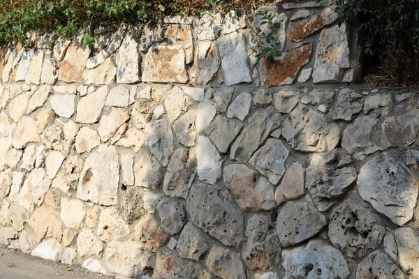 İsrail'in kuzeyinde inşa edilmiş yüksek taş ve beton duvar 