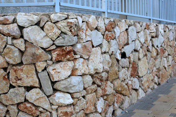 İsrail'in kuzeyinde inşa edilmiş yüksek taş ve beton duvar 