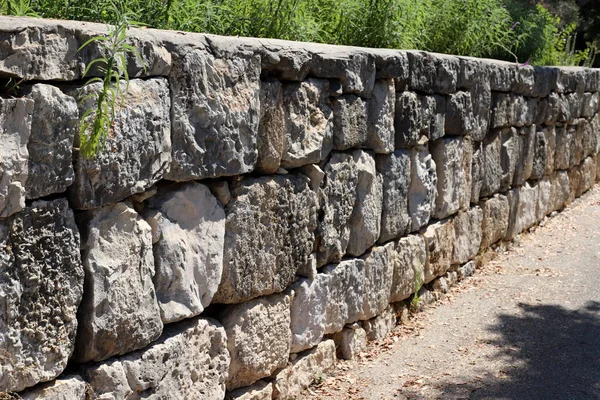 İsrail'in kuzeyinde inşa edilmiş yüksek taş ve beton duvar 