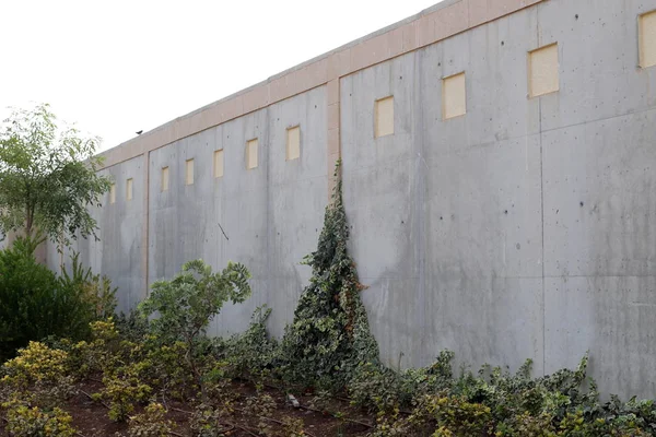 İsrail'in kuzeyinde inşa edilmiş yüksek taş ve beton duvar 