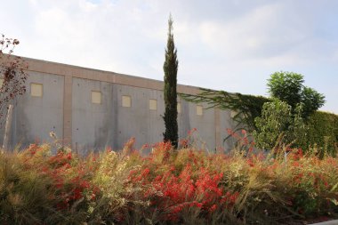 İsrail'in kuzeyinde inşa edilmiş yüksek taş ve beton duvar 