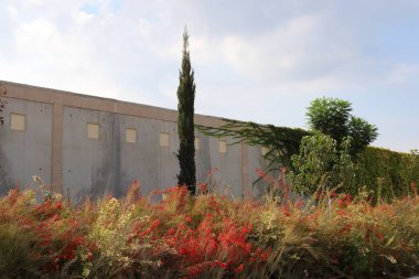 İsrail'in kuzeyinde inşa edilmiş yüksek taş ve beton duvar 