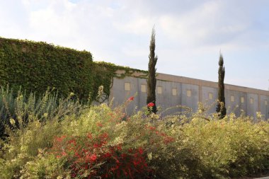 İsrail'in kuzeyinde inşa edilmiş yüksek taş ve beton duvar 