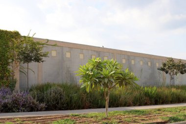 İsrail'in kuzeyinde inşa edilmiş yüksek taş ve beton duvar 