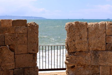 İsrail'in kuzeyinde inşa edilmiş yüksek taş ve beton duvar 