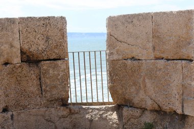 İsrail'in kuzeyinde inşa edilmiş yüksek taş ve beton duvar 