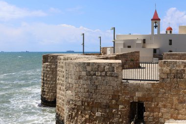 İsrail'in kuzeyinde inşa edilmiş yüksek taş ve beton duvar 