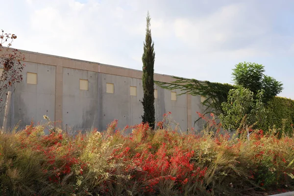 İsrail'in kuzeyinde inşa edilmiş yüksek taş ve beton duvar 