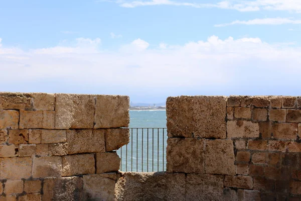 İsrail'in kuzeyinde inşa edilmiş yüksek taş ve beton duvar 