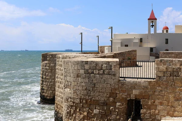 İsrail'in kuzeyinde inşa edilmiş yüksek taş ve beton duvar 