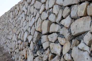 İsrail'in kuzeyinde inşa edilmiş yüksek taş ve beton duvar 