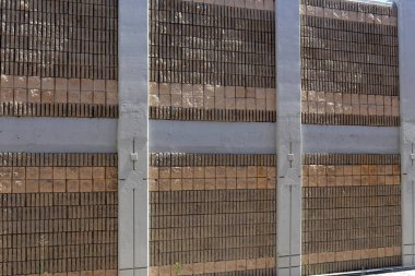 İsrail'in kuzeyinde inşa edilmiş yüksek taş ve beton duvar 