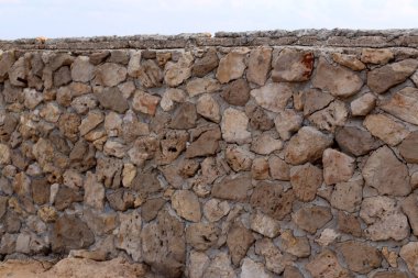 İsrail'in kuzeyinde inşa edilmiş yüksek taş ve beton duvar 