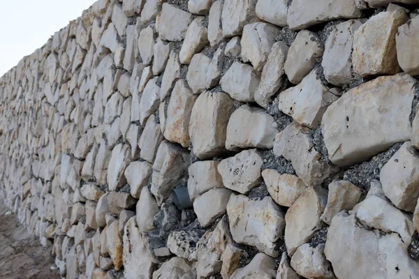 İsrail'in kuzeyinde inşa edilmiş yüksek taş ve beton duvar 