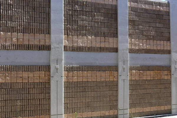 İsrail'in kuzeyinde inşa edilmiş yüksek taş ve beton duvar 