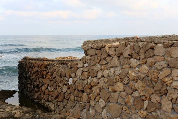 İsrail'in kuzeyinde inşa edilmiş yüksek taş ve beton duvar 