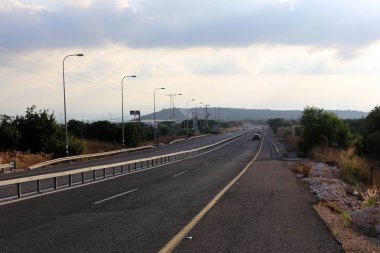 İsrail'in kuzeyinde dağlarda orman yolu 