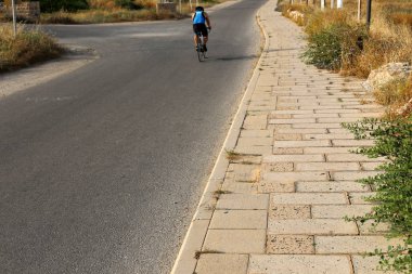 İsrail'in kuzeyinde dağlarda orman yolu 