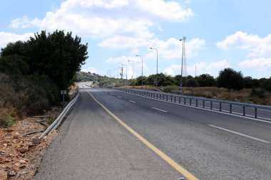 İsrail'in kuzeyinde dağlarda orman yolu 