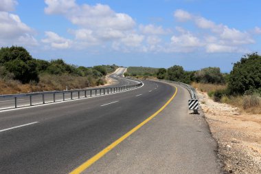 İsrail'in kuzeyinde dağlarda orman yolu 