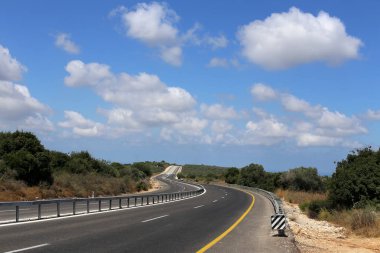 İsrail'in kuzeyinde dağlarda orman yolu 
