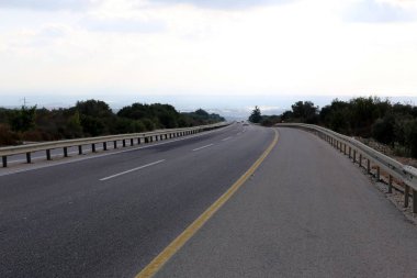 İsrail'in kuzeyinde dağlarda orman yolu 