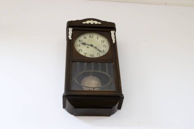 Eski şeyler ve antika İsrail Hayfa kentinde bir bit pazarında satılan 