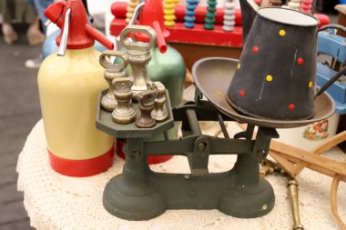 Eski şeyler ve antika İsrail Hayfa kentinde bir bit pazarında satılan 