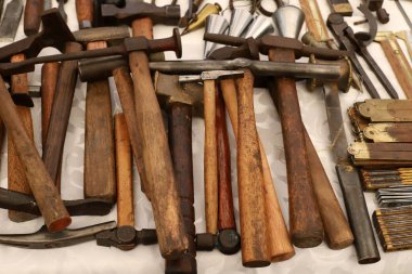 Eski şeyler ve antika İsrail Hayfa kentinde bir bit pazarında satılan 