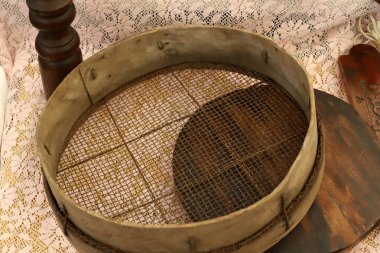 Eski şeyler ve antika İsrail Hayfa kentinde bir bit pazarında satılan 