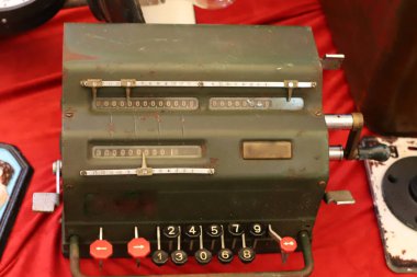 Eski şeyler ve antika İsrail Hayfa kentinde bir bit pazarında satılan 