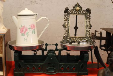 Eski şeyler ve antika İsrail Hayfa kentinde bir bit pazarında satılan 