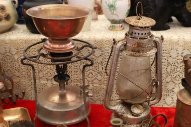 Eski şeyler ve antika İsrail Hayfa kentinde bir bit pazarında satılan 