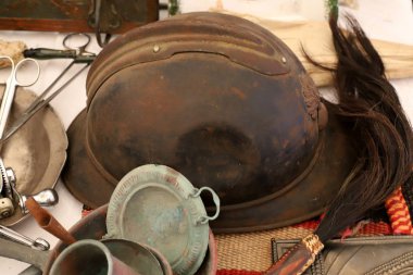 Eski şeyler ve antika İsrail Hayfa kentinde bir bit pazarında satılan 