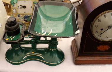 Eski şeyler ve antika İsrail Hayfa kentinde bir bit pazarında satılan 