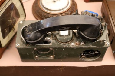 Eski şeyler ve antika İsrail Hayfa kentinde bir bit pazarında satılan 