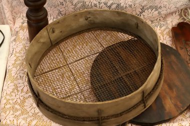 Eski şeyler ve antika İsrail Hayfa kentinde bir bit pazarında satılan 