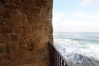 İsrail'in kuzeyinde Akdeniz kıyısında Acre kentinde antik bir kaletaş duvar 