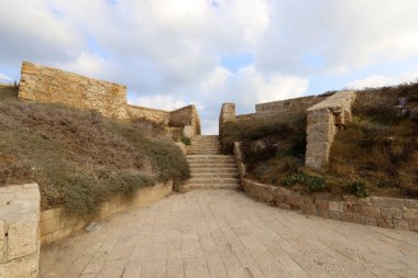 İsrail'in kuzeyinde Akdeniz kıyısında Acre kentinde antik bir kaletaş duvar 