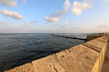 İsrail'in kuzeyinde Akdeniz kıyısında Acre kentinde antik bir kaletaş duvar 