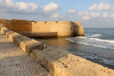 İsrail'in kuzeyinde Akdeniz kıyısında Acre kentinde antik bir kaletaş duvar 