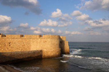 İsrail'in kuzeyinde Akdeniz kıyısında Acre kentinde antik bir kaletaş duvar 