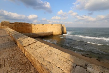 İsrail'in kuzeyinde Akdeniz kıyısında Acre kentinde antik bir kaletaş duvar 