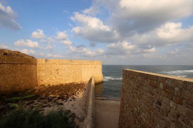 İsrail'in kuzeyinde Akdeniz kıyısında Acre kentinde antik bir kaletaş duvar 