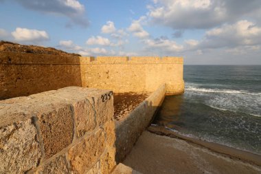 İsrail'in kuzeyinde Akdeniz kıyısında Acre kentinde antik bir kaletaş duvar 
