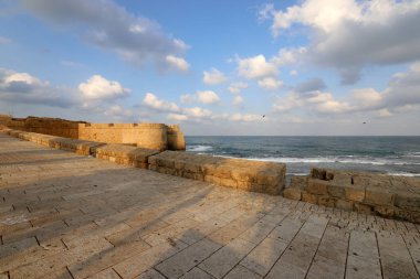 İsrail'in kuzeyinde Akdeniz kıyısında Acre kentinde antik bir kaletaş duvar 