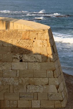 İsrail'in kuzeyinde Akdeniz kıyısında Acre kentinde antik bir kaletaş duvar 