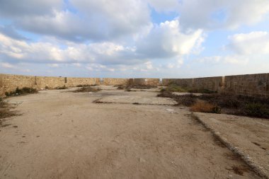 İsrail'in kuzeyinde Akdeniz kıyısında Acre kentinde antik bir kaletaş duvar 
