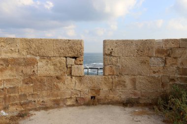 İsrail'in kuzeyinde Akdeniz kıyısında Acre kentinde antik bir kaletaş duvar 